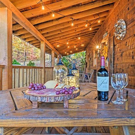 Grin N Bear It Cabin With Hot Tub And Fire Pit! Пиджен Фордж Екстериор снимка