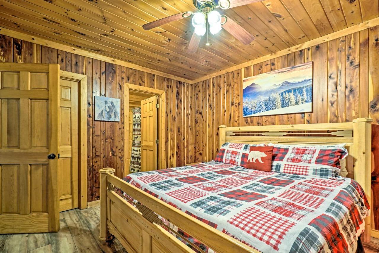 Grin N Bear It Cabin With Hot Tub And Fire Pit! Пиджен Фордж Екстериор снимка