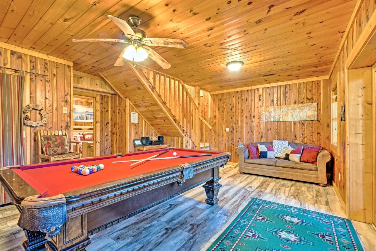 Grin N Bear It Cabin With Hot Tub And Fire Pit! Пиджен Фордж Екстериор снимка