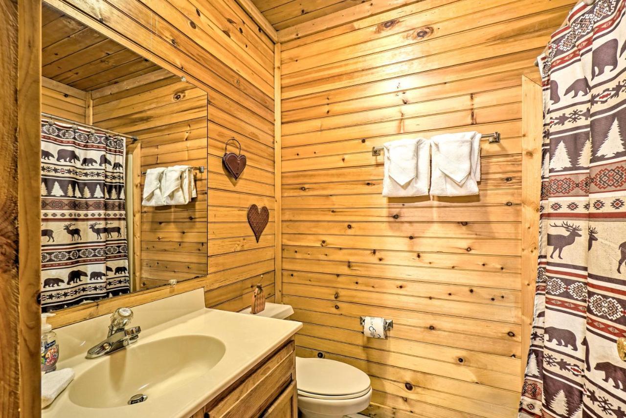 Grin N Bear It Cabin With Hot Tub And Fire Pit! Пиджен Фордж Екстериор снимка