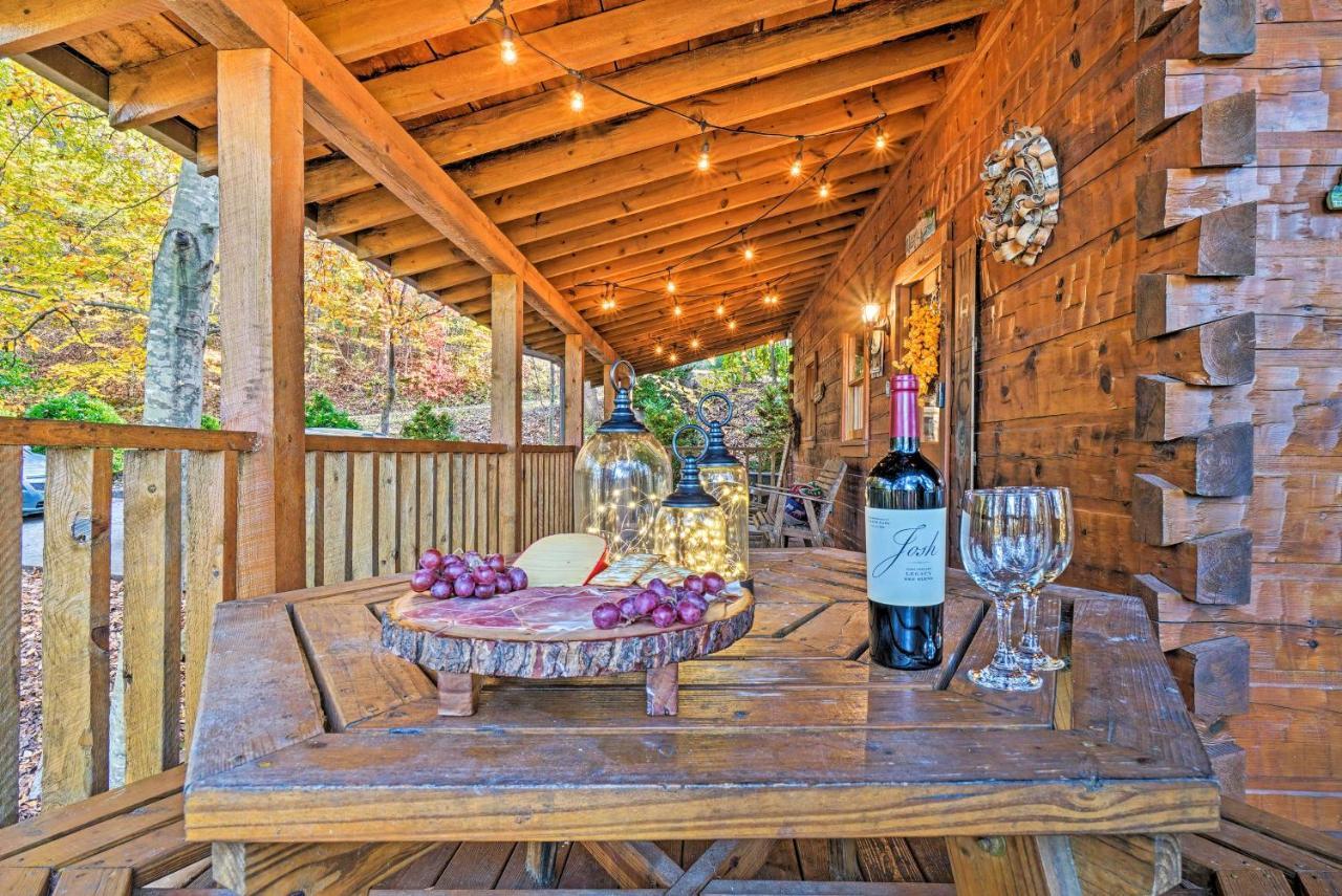 Grin N Bear It Cabin With Hot Tub And Fire Pit! Пиджен Фордж Екстериор снимка