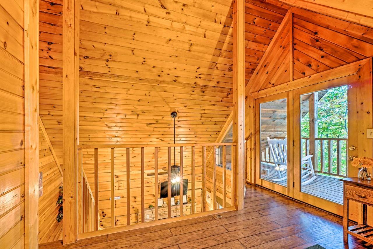 Grin N Bear It Cabin With Hot Tub And Fire Pit! Пиджен Фордж Екстериор снимка