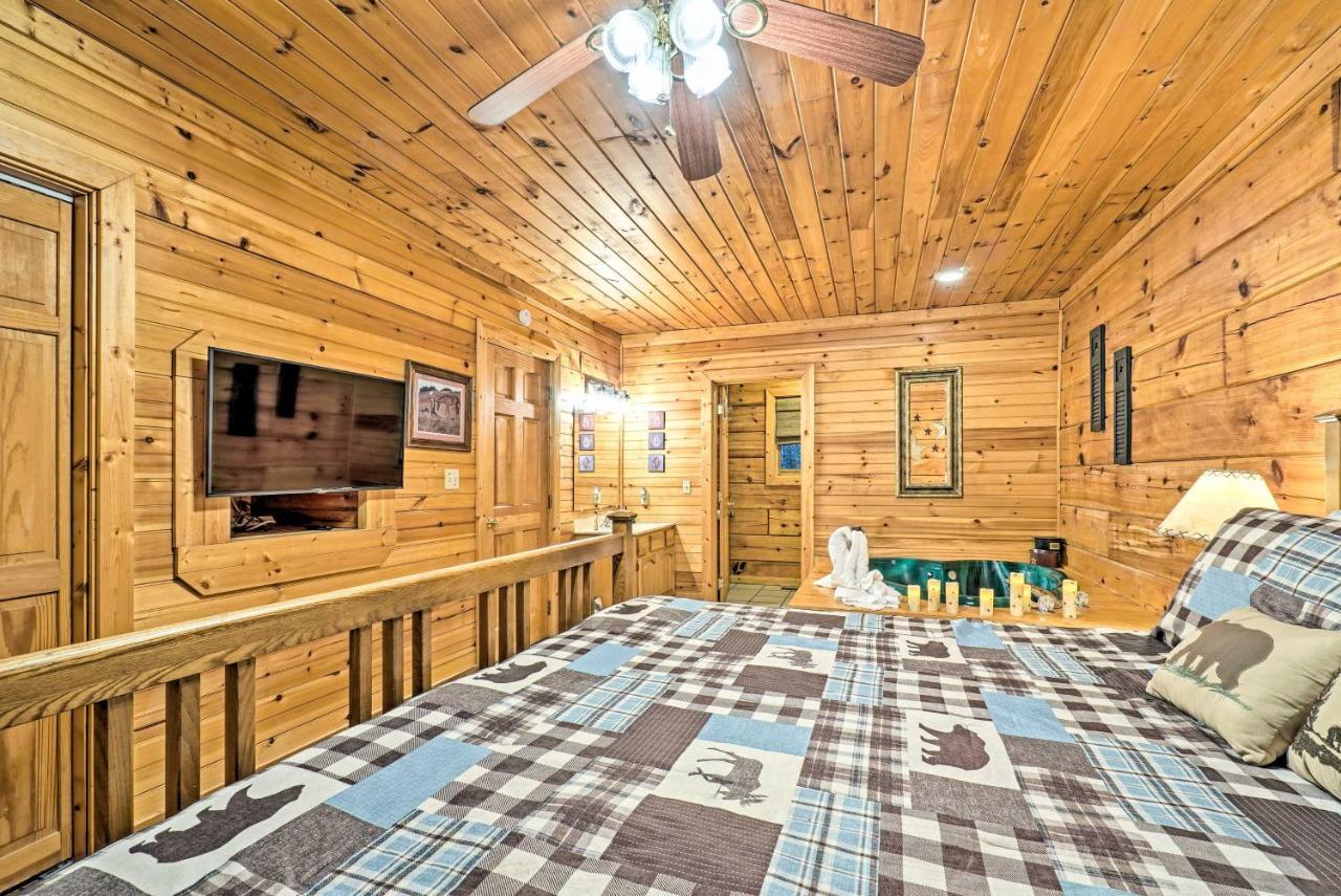 Grin N Bear It Cabin With Hot Tub And Fire Pit! Пиджен Фордж Екстериор снимка