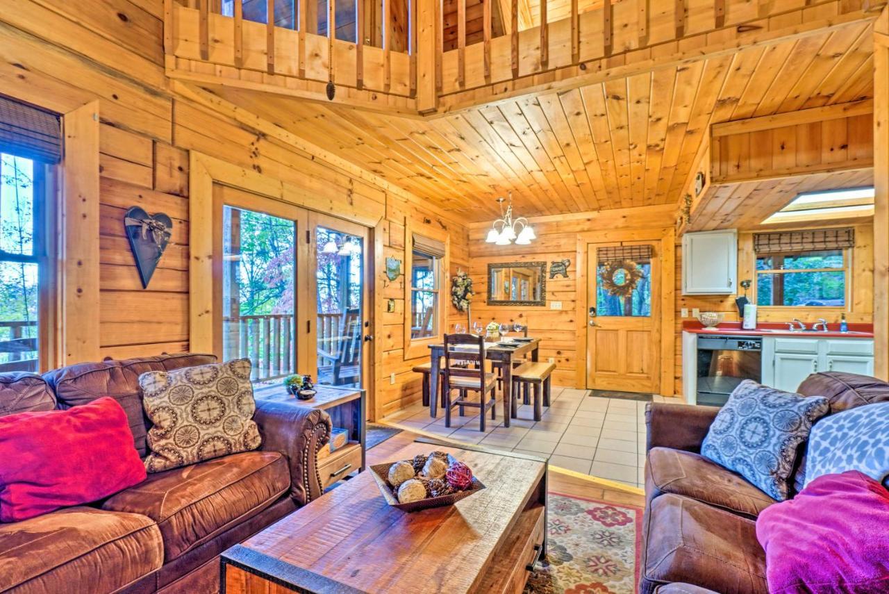 Grin N Bear It Cabin With Hot Tub And Fire Pit! Пиджен Фордж Екстериор снимка