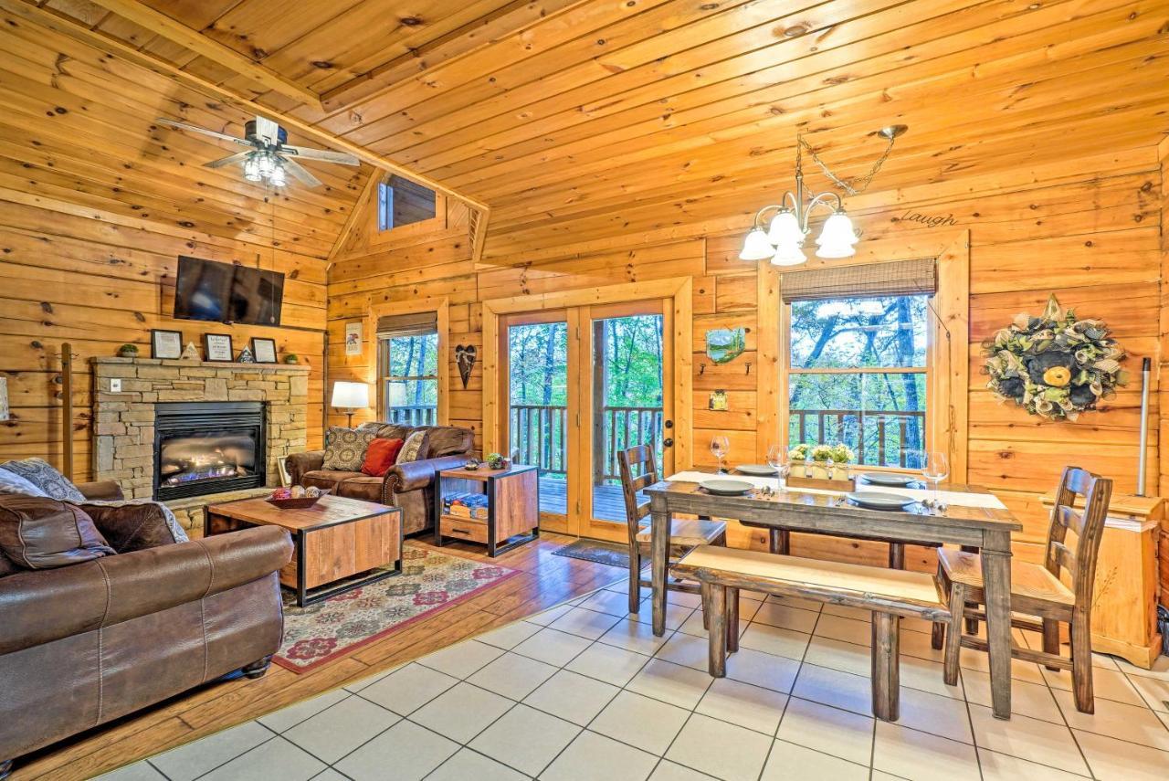 Grin N Bear It Cabin With Hot Tub And Fire Pit! Пиджен Фордж Екстериор снимка