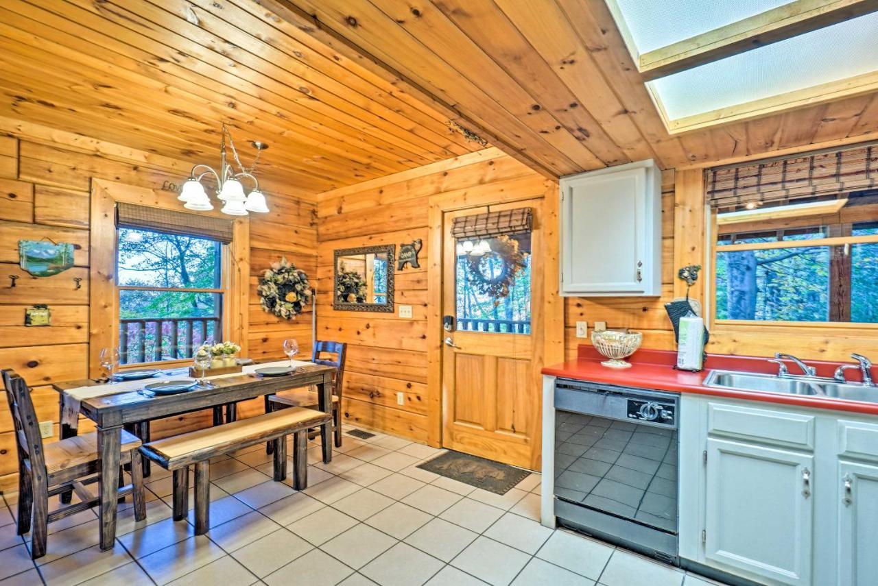 Grin N Bear It Cabin With Hot Tub And Fire Pit! Пиджен Фордж Екстериор снимка