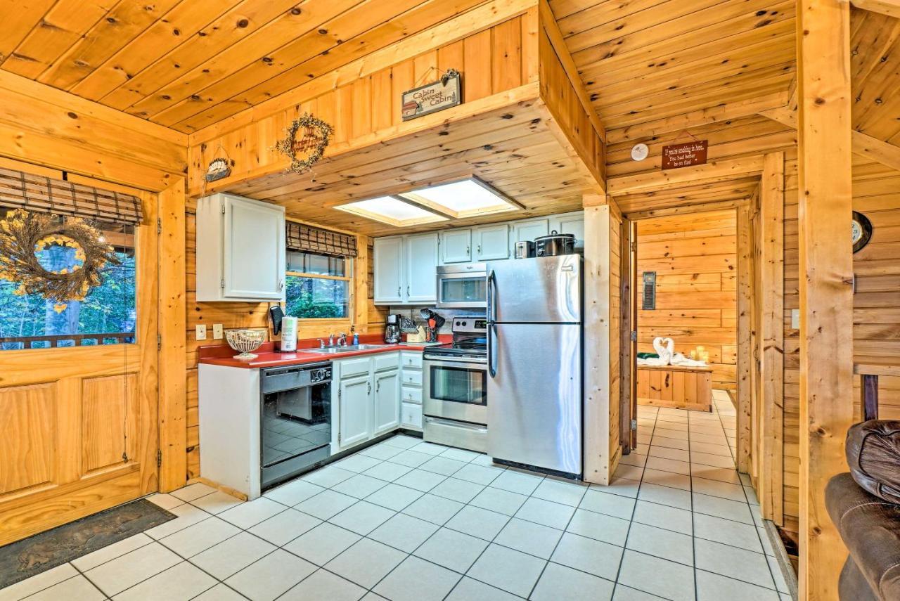Grin N Bear It Cabin With Hot Tub And Fire Pit! Пиджен Фордж Екстериор снимка