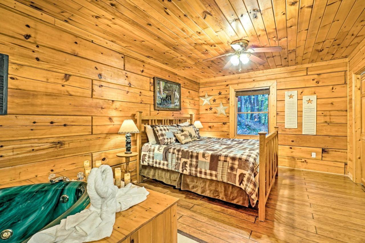 Grin N Bear It Cabin With Hot Tub And Fire Pit! Пиджен Фордж Екстериор снимка