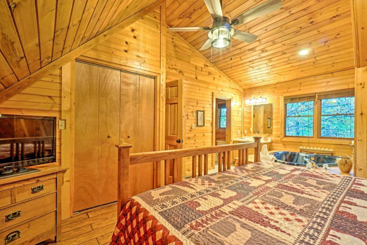 Grin N Bear It Cabin With Hot Tub And Fire Pit! Пиджен Фордж Екстериор снимка